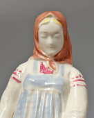 Авторская нетиражная статуэтка «Девушка в платке», фарфор Дулево, 1950-60 гг.