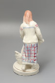 Авторская нетиражная статуэтка «Девушка в платке», фарфор Дулево, 1950-60 гг.