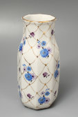 Довоенная фарфоровая ваза ЛФЗ «Цветы», 1930-40 гг.