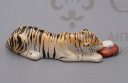 Статуэтка «Тигр с мясом», анималистика ЛФЗ, фарфор, скульптор Воробьев Б. Я.