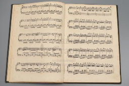 Ноты оперетты Жака Оффенбаха «Птички певчие» (La Périchole, 1868), твердый переплет, Европа, кон.19, нач. 20 вв.