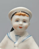 Статуэтка «Юный гармонист-смелый», скульптор Столбова Г. С., ЛФЗ, 1950-60 гг.