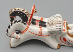 Статуэтка «Генерал Топтыгин на тройке», скульптор Розов Н. И., фарфор, Вербилки, 1950-60 гг.