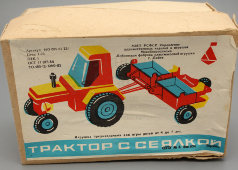 Советская игрушка «Трактор с сеялкой», пластмасса, Лобненская фабрика пластмассовой игрушки, 1980-е