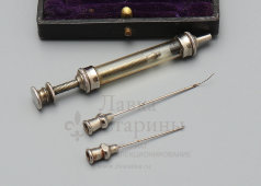 Старинный медицинский шприц с набором игл в кожаном футляре, Россия, 1-я пол. 20 в.