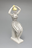 Статуэтка «Сидящая девушка» (Модная прическа), скульптор Столбова Г. С., фарфор ЛФЗ, 1960-е