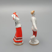 Комплект статуэток «Русская девушка и русский парень», скульптор Велихова С. Б., художник Лупанова Е. Н., фарфор​ ЛФЗ, 1950-е