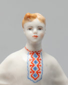 Комплект статуэток «Русская девушка и русский парень», скульптор Велихова С. Б., художник Лупанова Е. Н., фарфор​ ЛФЗ, 1950-е