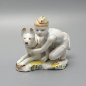 Статуэтка «Юный пограничник с собакой в зеленой пилотке», скульптор Столбова Г. С., фарфор, ЛФЗ, 1950-60 гг.