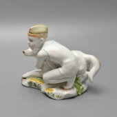 Статуэтка «Юный пограничник с собакой в зеленой пилотке», скульптор Столбова Г. С., фарфор, ЛФЗ, 1950-60 гг.