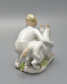 Статуэтка «Юный пограничник с собакой в зеленой пилотке», скульптор Столбова Г. С., фарфор, ЛФЗ, 1950-60 гг.