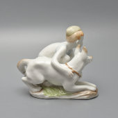 Статуэтка «Юный пограничник с собакой в зеленой пилотке», скульптор Столбова Г. С., фарфор, ЛФЗ, 1950-60 гг.