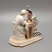 Статуэтка советского периода «Сплетницы» (Маникюр), Дулевский фарфор, автор Малышева Н. А., 1965 г.