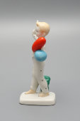 Фигурка «Мальчик с шариками» (На парад), скульптор Столбова Г. С., ЛФЗ, 1950-60 гг.