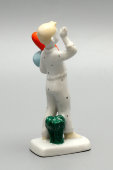 Фигурка «Мальчик с шариками» (На парад), скульптор Столбова Г. С., ЛФЗ, 1950-60 гг.