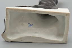 Статуэтка «Актриса Зинаида Райх в роли М. Готье в спектакле «Дама с камелиями»​, скульптор Данько Н. Я., фарфор ЛФЗ, 1930-е