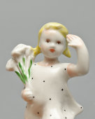Статуэтка «Девочка с цветами в белом платье» (На парад!), скульптор Столбова Г. С., художник Лупанова Е. Н., ЛФЗ