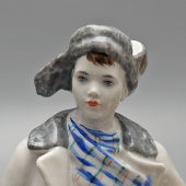 Фигурка «Мальчик с коньками», скульптор Венкова И. А., ЛФЗ, 1960-е