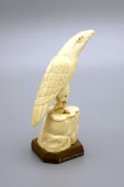 Статуэтка к 8 марта из слоновой кости «Сидящий орел»