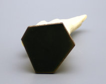 Статуэтка к 8 марта из слоновой кости «Сидящий орел»