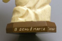 Статуэтка к 8 марта из слоновой кости «Сидящий орел»