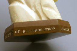 Статуэтка к 8 марта из слоновой кости «Сидящий орел»